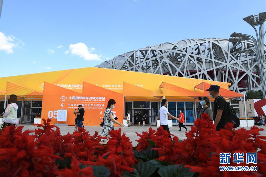 （新华全媒头条·图文互动）（14）奋斗结硕果，再写新篇章——写在共和国71周年华诞之际